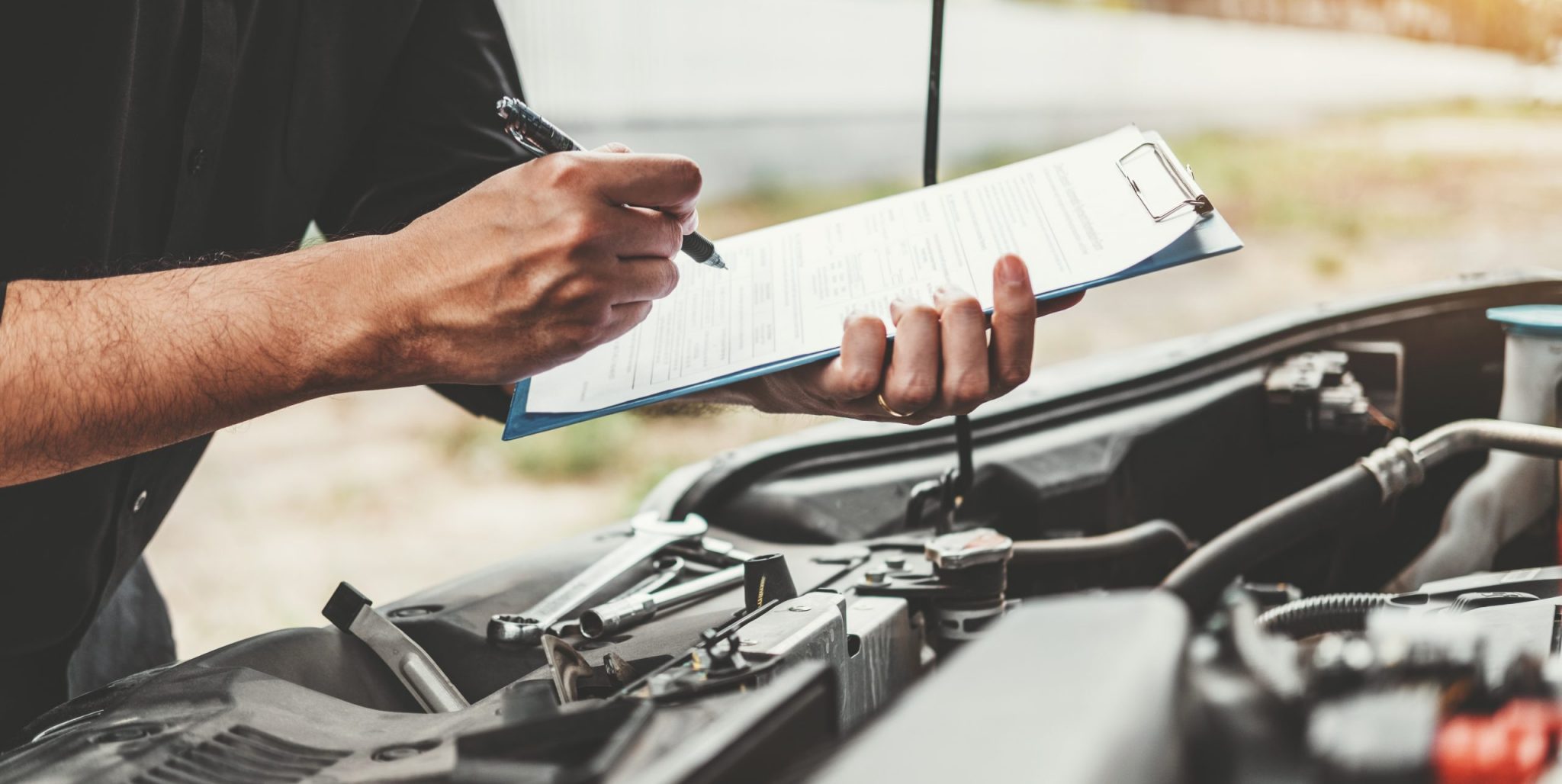 Auto mechanic working in garage Technician holding clipboard and check mechanic Maintenance car check. Check-Liste
